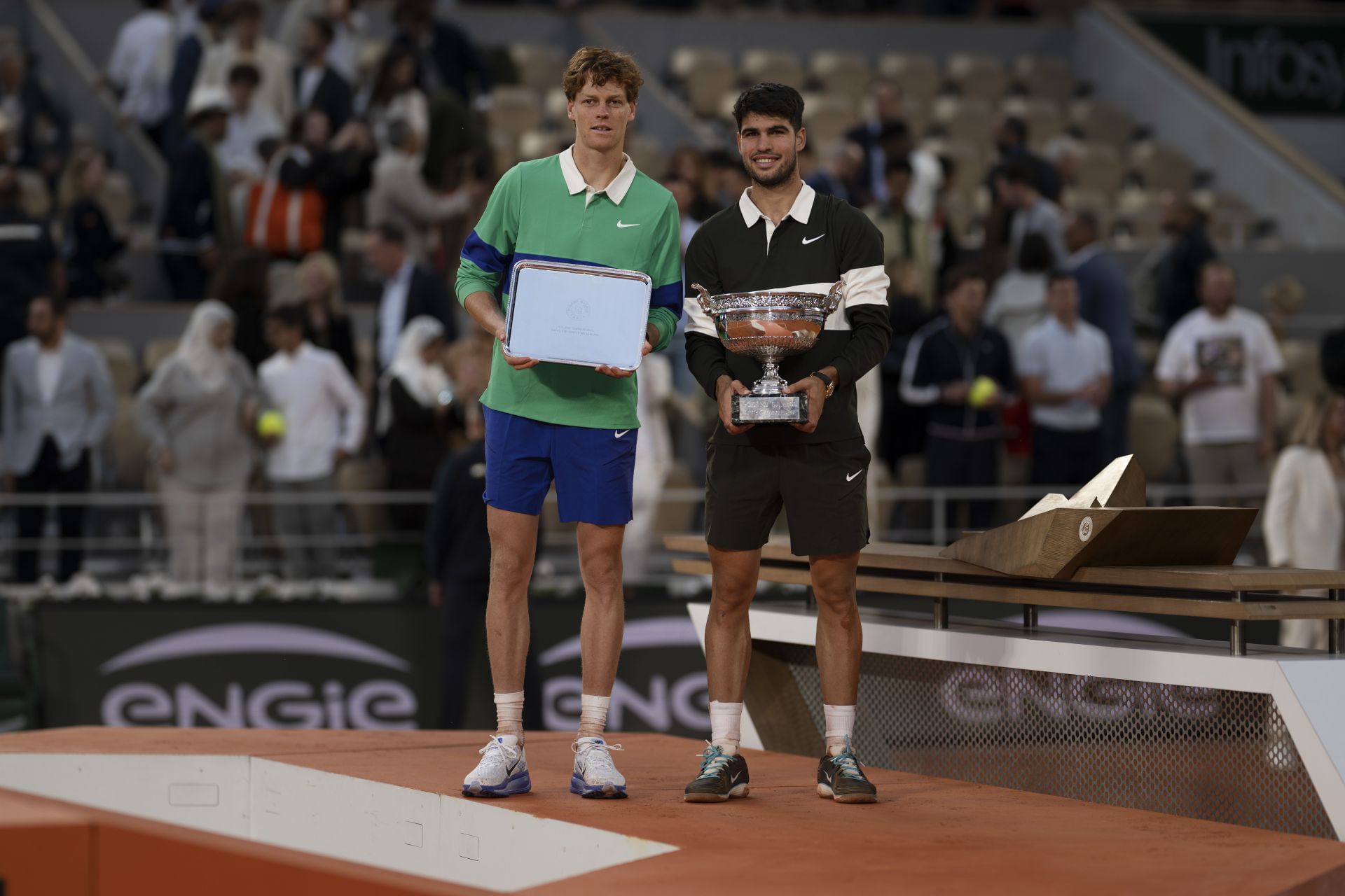 “Even after constant mistakes had Jannik Sinner & Carlos Alcaraz acting like VAR” – Fans slam French Open’s ‘stubborn’ decision to retain line judges