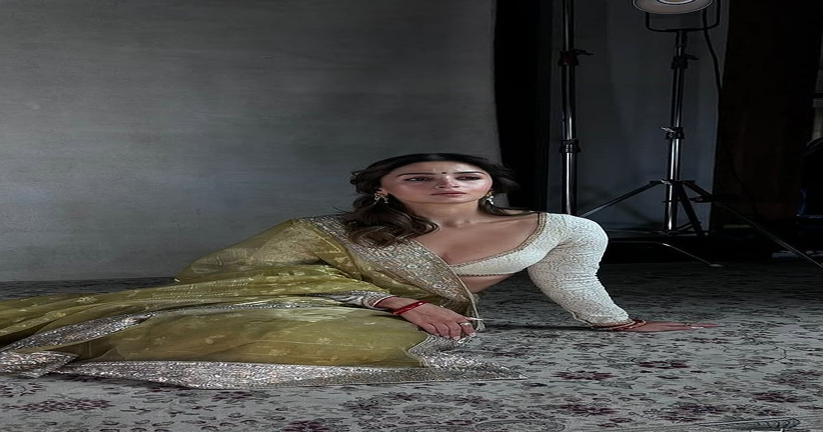 Alia Bhatt Channels RARKPK’s ‘Rani Chatterjee’ At North Bombay Durga Pujo Celebrations